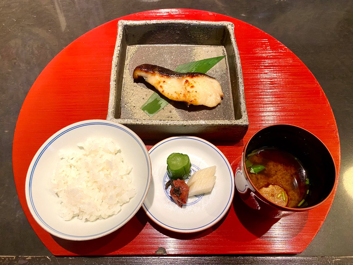 akira_199702's tweet photo. 京都一の傳 本店 烏丸
銀だらの『蔵みそ焼』
丹後産こしひかりの『土釜炊きご飯』
合わせ味噌椀、京漬物 https://t.co/sGsTIZHet9