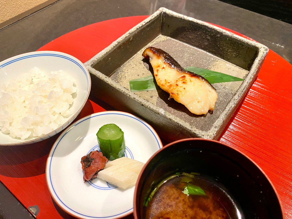 akira_199702's tweet photo. 京都一の傳 本店 烏丸
銀だらの『蔵みそ焼』
丹後産こしひかりの『土釜炊きご飯』
合わせ味噌椀、京漬物 https://t.co/sGsTIZHet9