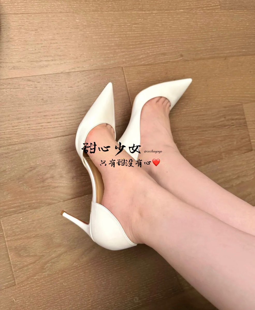 白色红底侧空，随便怎么搭都很好看的款式。 https://t.co/9mTmAqBdu1