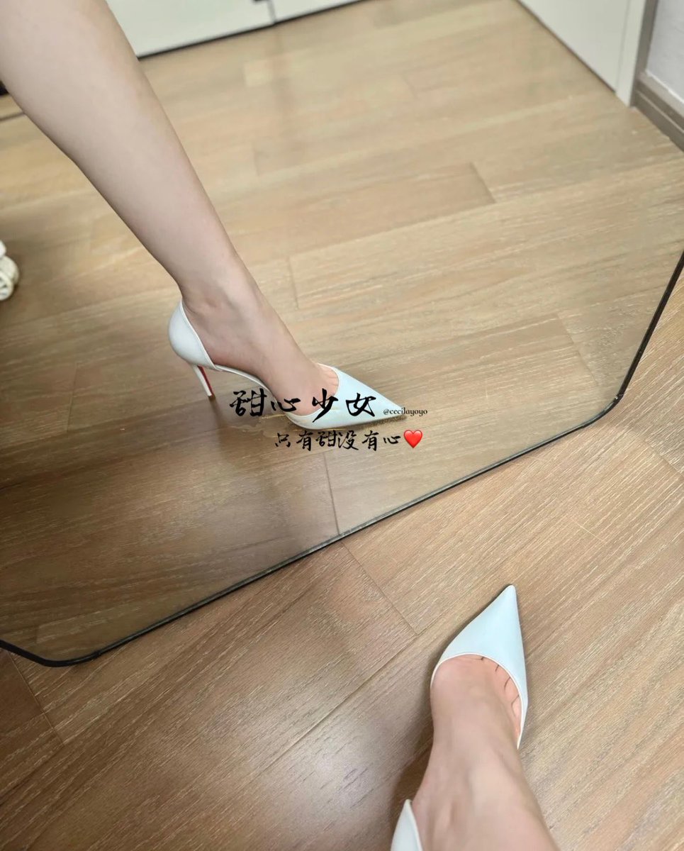 白色红底侧空，随便怎么搭都很好看的款式。 https://t.co/9mTmAqBdu1