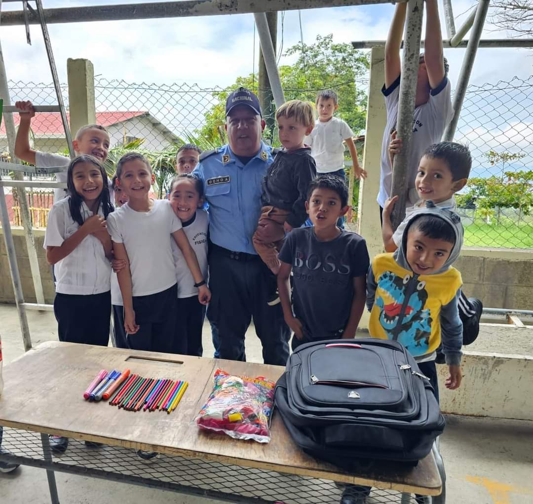GreatH3421's tweet photo. #ACERCAMIENTO🤗👧/Diversión y aprendizaje en el "Campamento Lúdico GREAT", fue lo que se vivió con los Instructores #GREAT de @Udep14 donde realizaron con éxito este emocionante evento en C.E.B. José María Medina, ubicado en aldea San Francisco de Cones  de Sensenti, Ocotepeque. https://t.co/YjSV0l650I