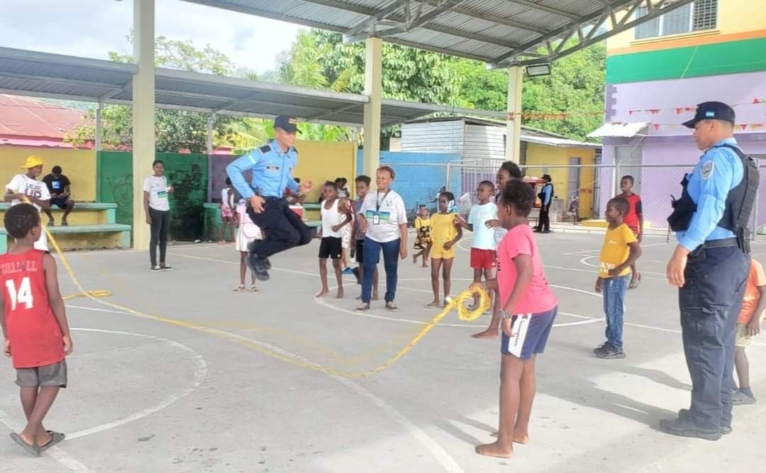 GreatH3421's tweet photo. 🤗🪁//Hoy fue un día lleno de alegría y actividades recreativas en Corozal, La Ceiba, ya que la #DNPSC a través de los Instructores del Programa #GREAT de la #UDEP-1 Atlántida, realizaron una recreovía con los niños y jóvenes del Centro de Alcance Juvenil.🌟 https://t.co/KqVOJBkt3j