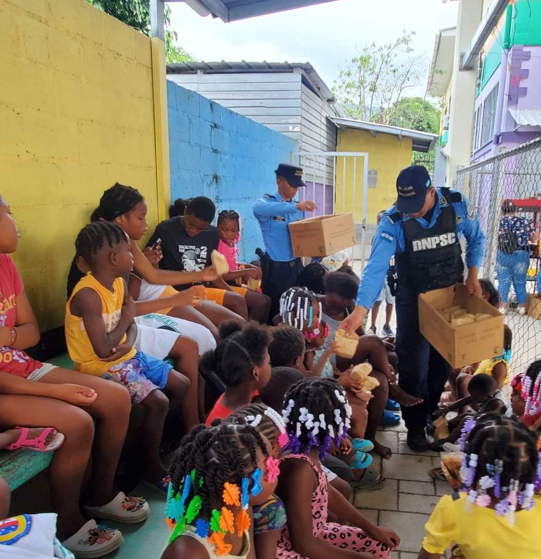 GreatH3421's tweet photo. 🤗🪁//Hoy fue un día lleno de alegría y actividades recreativas en Corozal, La Ceiba, ya que la #DNPSC a través de los Instructores del Programa #GREAT de la #UDEP-1 Atlántida, realizaron una recreovía con los niños y jóvenes del Centro de Alcance Juvenil.🌟 https://t.co/KqVOJBkt3j