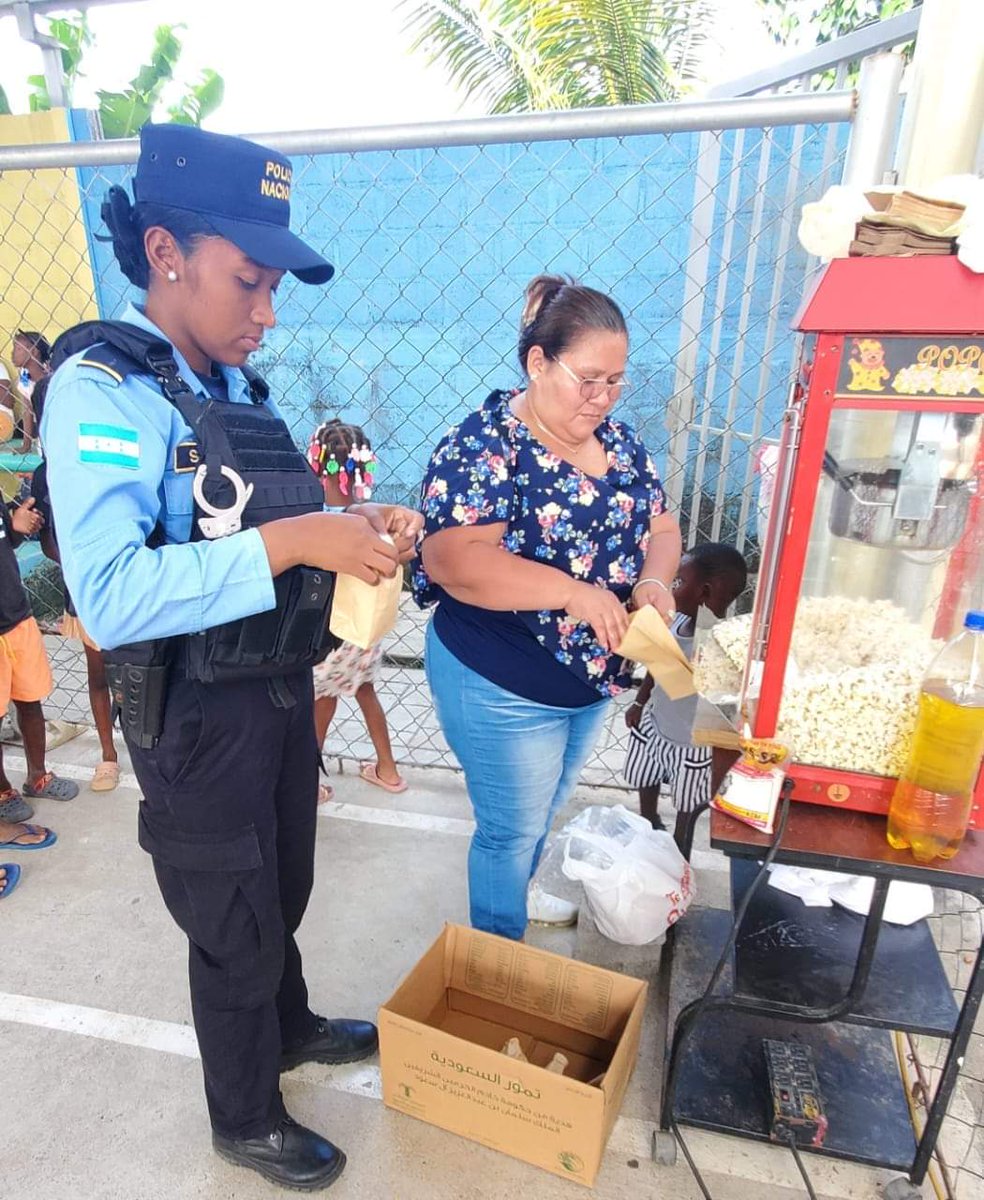 GreatH3421's tweet photo. 🤗🪁//Hoy fue un día lleno de alegría y actividades recreativas en Corozal, La Ceiba, ya que la #DNPSC a través de los Instructores del Programa #GREAT de la #UDEP-1 Atlántida, realizaron una recreovía con los niños y jóvenes del Centro de Alcance Juvenil.🌟 https://t.co/KqVOJBkt3j