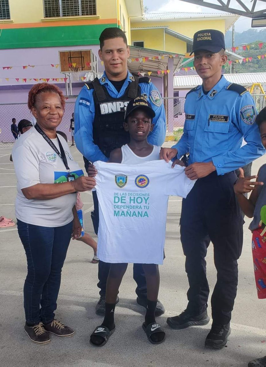 GreatH3421's tweet photo. 🤗🪁//Hoy fue un día lleno de alegría y actividades recreativas en Corozal, La Ceiba, ya que la #DNPSC a través de los Instructores del Programa #GREAT de la #UDEP-1 Atlántida, realizaron una recreovía con los niños y jóvenes del Centro de Alcance Juvenil.🌟 https://t.co/KqVOJBkt3j