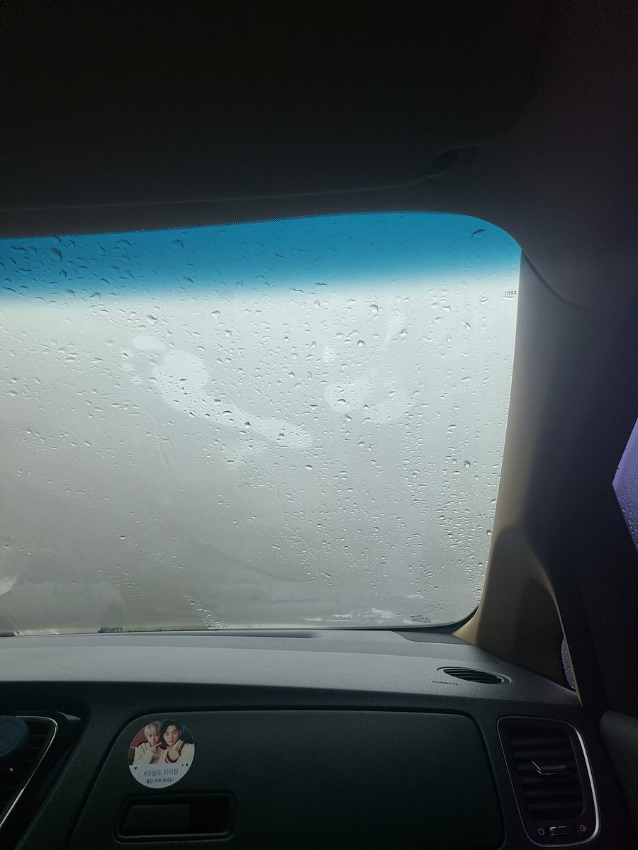 whenmoonbin's tweet image. when moonbin posted a photo of his footprint and hand mark in a car
#MOONBIN #문빈