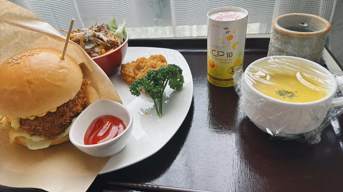 omochi05190821's tweet photo. フィッシュバーガー！！
入院食とは思えない❤️ https://t.co/iaIrtpOfdx