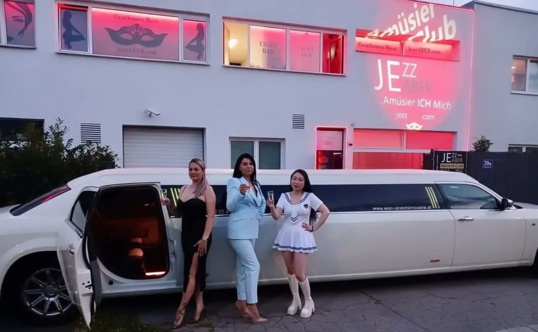 LaufhausKoenig's tweet photo. Neu‼️Neu‼️
👯‍♀️🚍👯‍♀️🚍👯‍♀️

..sich mit dem #jezzABER  #Shuttle #Service #Bulli (innerhalb Wien's bzw. im Umkreis von 10 km) in den #amüsierCLUB #holen und #bringen lassen #garantiert dir immer stressfreies #Amüsement mit unseren #Ladies ohne jede Hektik &amp; deinen #Führerschein noch https://t.co/eJWDwEKzJM