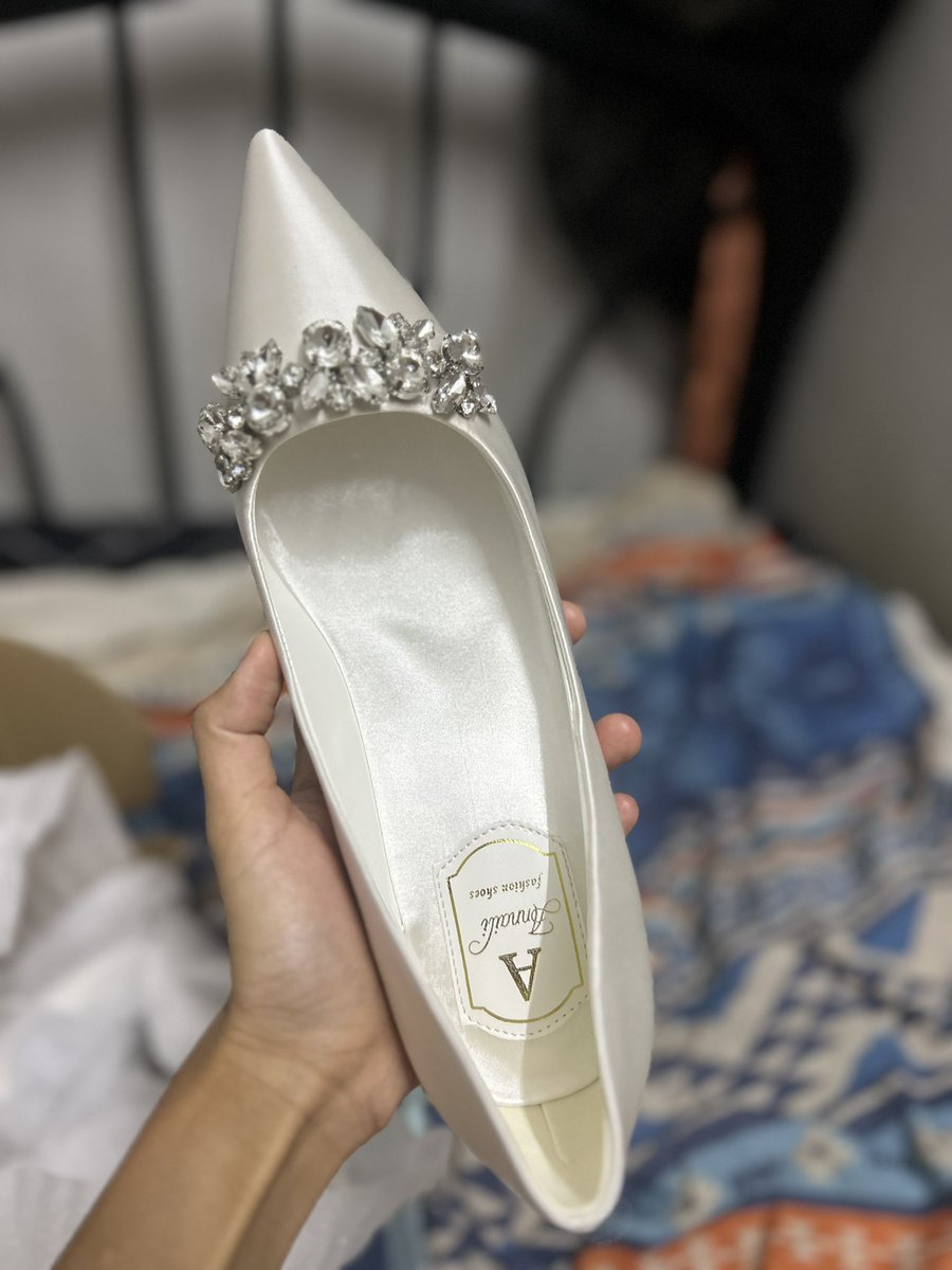 lymikha_'s tweet photo. Hai gais nak minta tolong jasa baik korang tolong i nak jual kasut ni urgent sebab i nak beli kasut yang sama jugak tapi size kecil sikit 😭

Condition : Never worn ,baru sampai 3 hari lepas bcs it tooks 2 weeks from china .
Size : 39 / 8 / 25cm 
Price : Rm100 https://t.co/tEm2HQA5aI