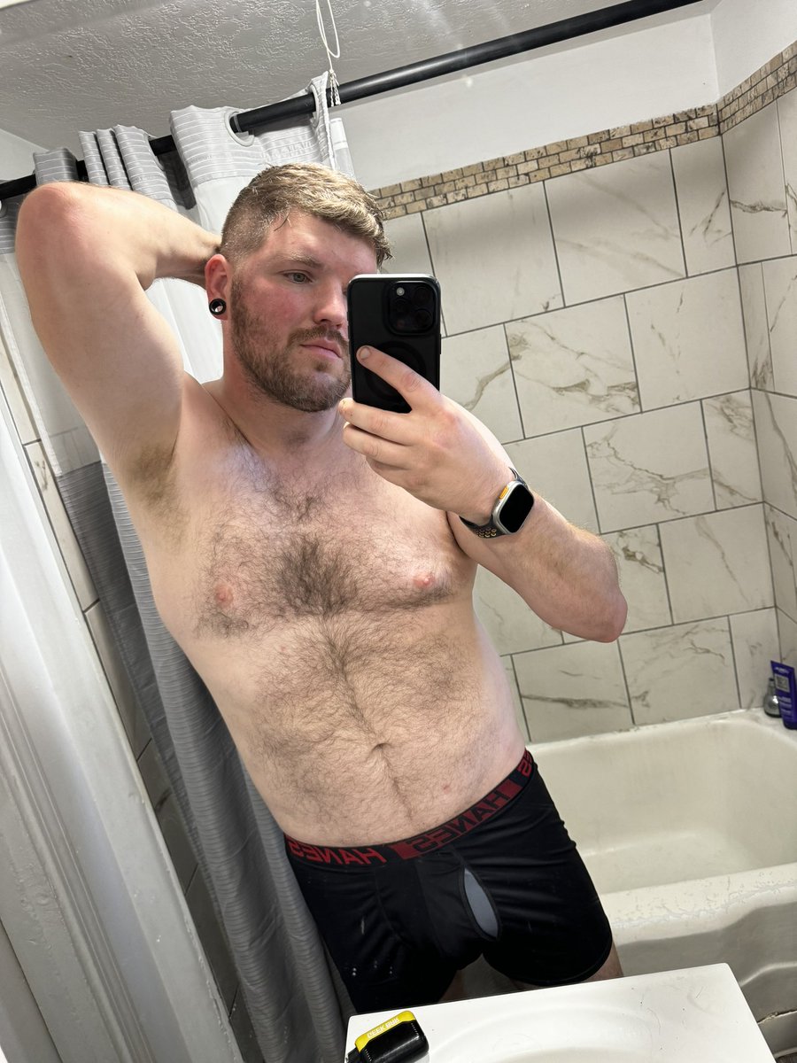 D_Jayyx's tweet photo. Time to shower and relax after a long day at work. https://t.co/Zt7a9zMYBr