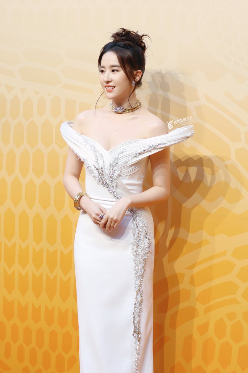 liuyifeifanclub's tweet photo. Liu Yifei @yifei_cc x #BVLGARI #Serpenti Exhibition @Bulgariofficial
#LiuYifei #刘亦菲 #劉亦菲 #CrystalLiu #LưuDiệcPhi #หลิวอี้เฟย #ЛюИфэй #유역비 #リウ・イーフェイ #YifeiLiu #Mulan #花木兰 #LiuYifeixBVLGARI #TheTaleOfRose #玫瑰的故事 #Bulgari #SerpentiFactory #BvlgariJewelry https://t.co/4bQcgbaJqd