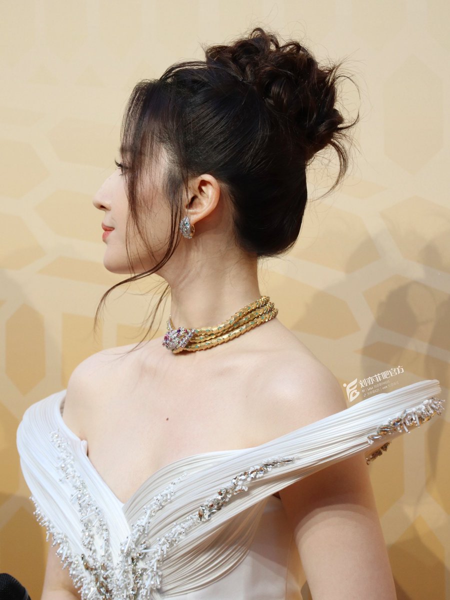 liuyifeifanclub's tweet photo. Liu Yifei @yifei_cc x #BVLGARI #Serpenti Exhibition @Bulgariofficial
#LiuYifei #刘亦菲 #劉亦菲 #CrystalLiu #LưuDiệcPhi #หลิวอี้เฟย #ЛюИфэй #유역비 #リウ・イーフェイ #YifeiLiu #Mulan #花木兰 #LiuYifeixBVLGARI #TheTaleOfRose #玫瑰的故事 #Bulgari #SerpentiFactory #BvlgariJewelry https://t.co/DZCISS68Pf
