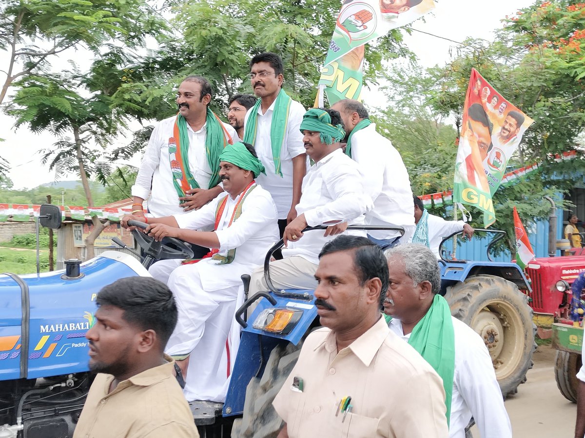 meegmr's tweet photo. నిన్న రైతు కంట కారిన కన్నీటి బొట్టు,నేడు ఆనంద బాష్పంగా రూపు మార్చుకున్నది.   నీతో రుణం తీరిపోయిందని,అప్పు రైతుకు వీడ్కోలు చెప్పింది.నీతో నాకిక పని లేదని,నిరాశ అన్నదాత వద్ద సెలవు తీసుకుంది.   ప్రజా పాలనలో,తమ ఆలనా పాలనా,చూసుకుంటారన్న  “నమ్మకం” రైతుకు కనిపించింది.#TelanganaRunaMafi https://t.co/EOrLUipdP7