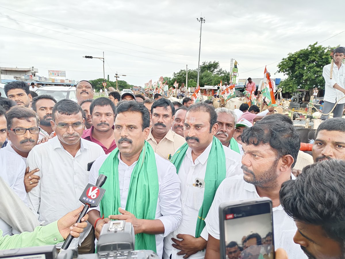 meegmr's tweet photo. నిన్న రైతు కంట కారిన కన్నీటి బొట్టు,నేడు ఆనంద బాష్పంగా రూపు మార్చుకున్నది.   నీతో రుణం తీరిపోయిందని,అప్పు రైతుకు వీడ్కోలు చెప్పింది.నీతో నాకిక పని లేదని,నిరాశ అన్నదాత వద్ద సెలవు తీసుకుంది.   ప్రజా పాలనలో,తమ ఆలనా పాలనా,చూసుకుంటారన్న  “నమ్మకం” రైతుకు కనిపించింది.#TelanganaRunaMafi https://t.co/EOrLUipdP7