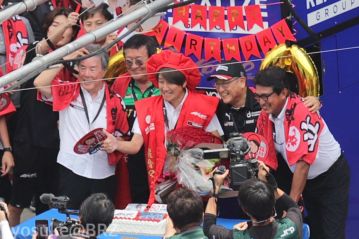 SuperGt_fan1's tweet photo. マッチの還暦パーティー凄いことなってる😅
さすがにTGMよりすごい人集り https://t.co/DthK0rXG5A