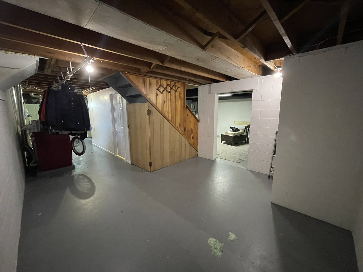 JohnnyMWaters20's tweet photo. Before and after #construction #remodel #basement #old #Poland https://t.co/tcLObmRq03