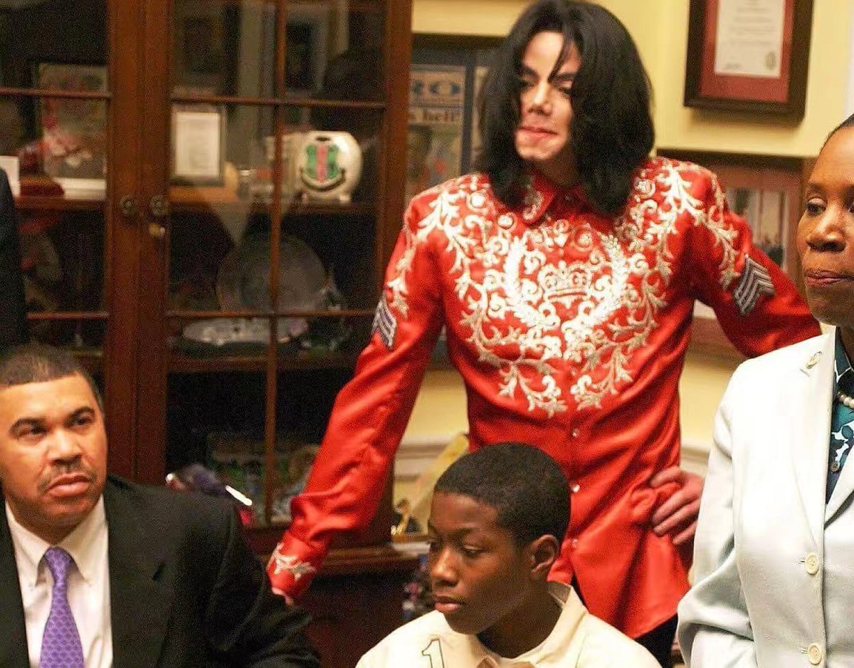 TanakoCai's tweet photo. Former US Congresswoman Sheila Jackson Lee has passed away. In 2009, she attended Michael Jackson's memorial service and paid tribute to him. https://t.co/HDPpjvVMyn