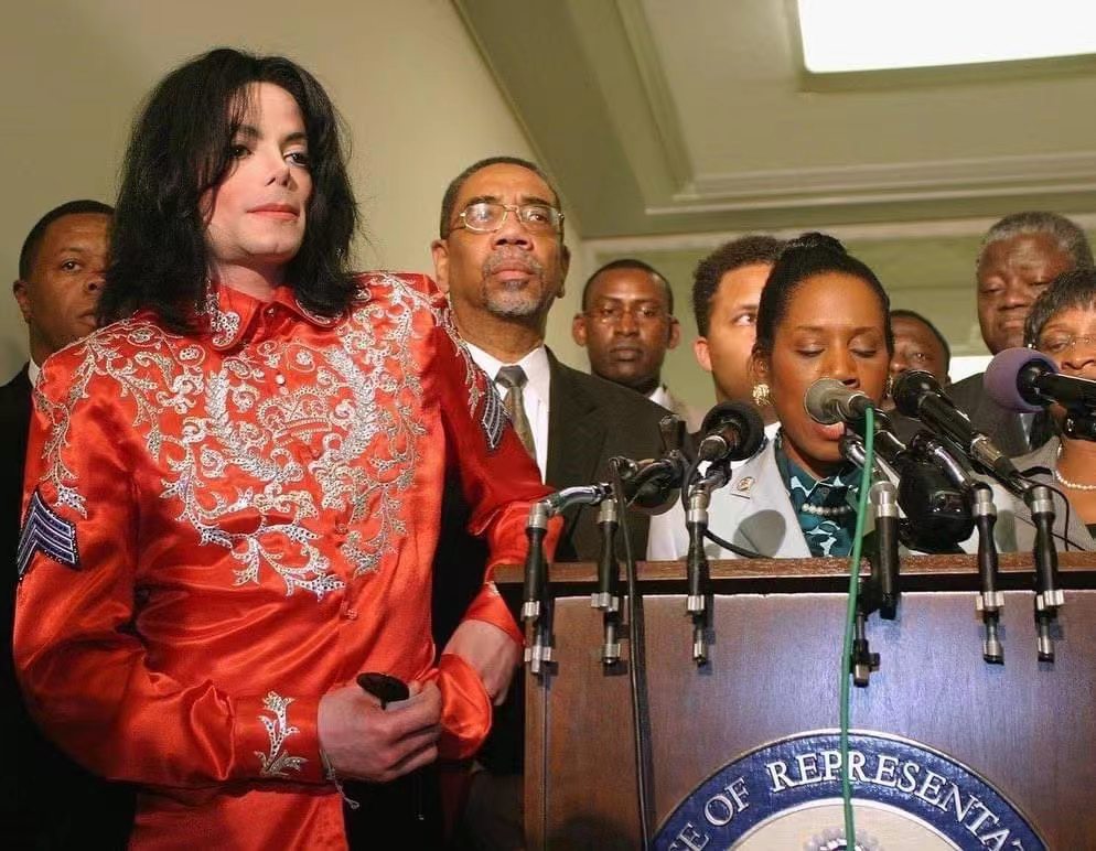 TanakoCai's tweet photo. Former US Congresswoman Sheila Jackson Lee has passed away. In 2009, she attended Michael Jackson's memorial service and paid tribute to him. https://t.co/HDPpjvVMyn