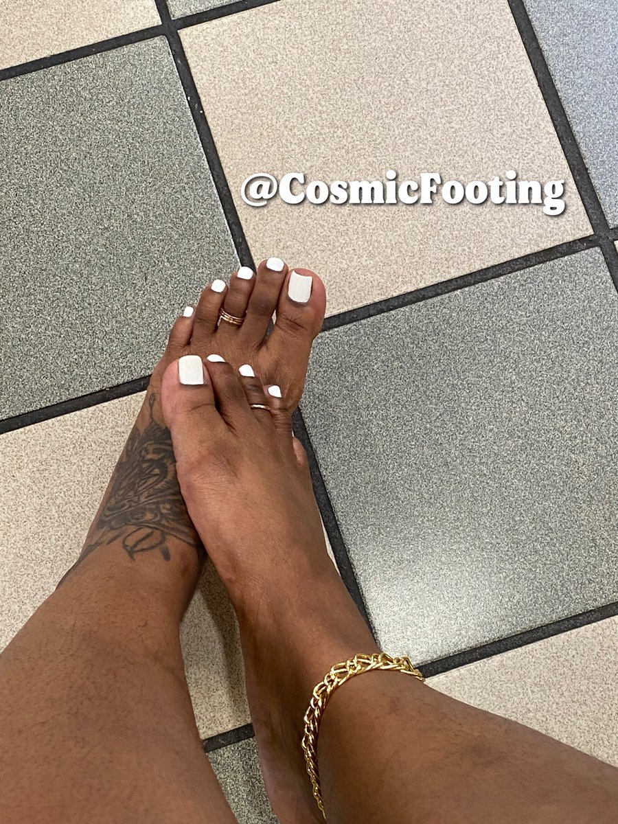 CosmicFooting's tweet photo. These little piggies are drenched in white 💅🏽😉 DM me for prices if you’re interested in my 🦶🏾 #toenails #cuticles #toecuticles #nailbeds #toenailpolish #nailpolish #polishedtoes #polishedfeet #polishedfoot #feet #foot #toe #toes #CosmicFooting https://t.co/mi6yESLhzP