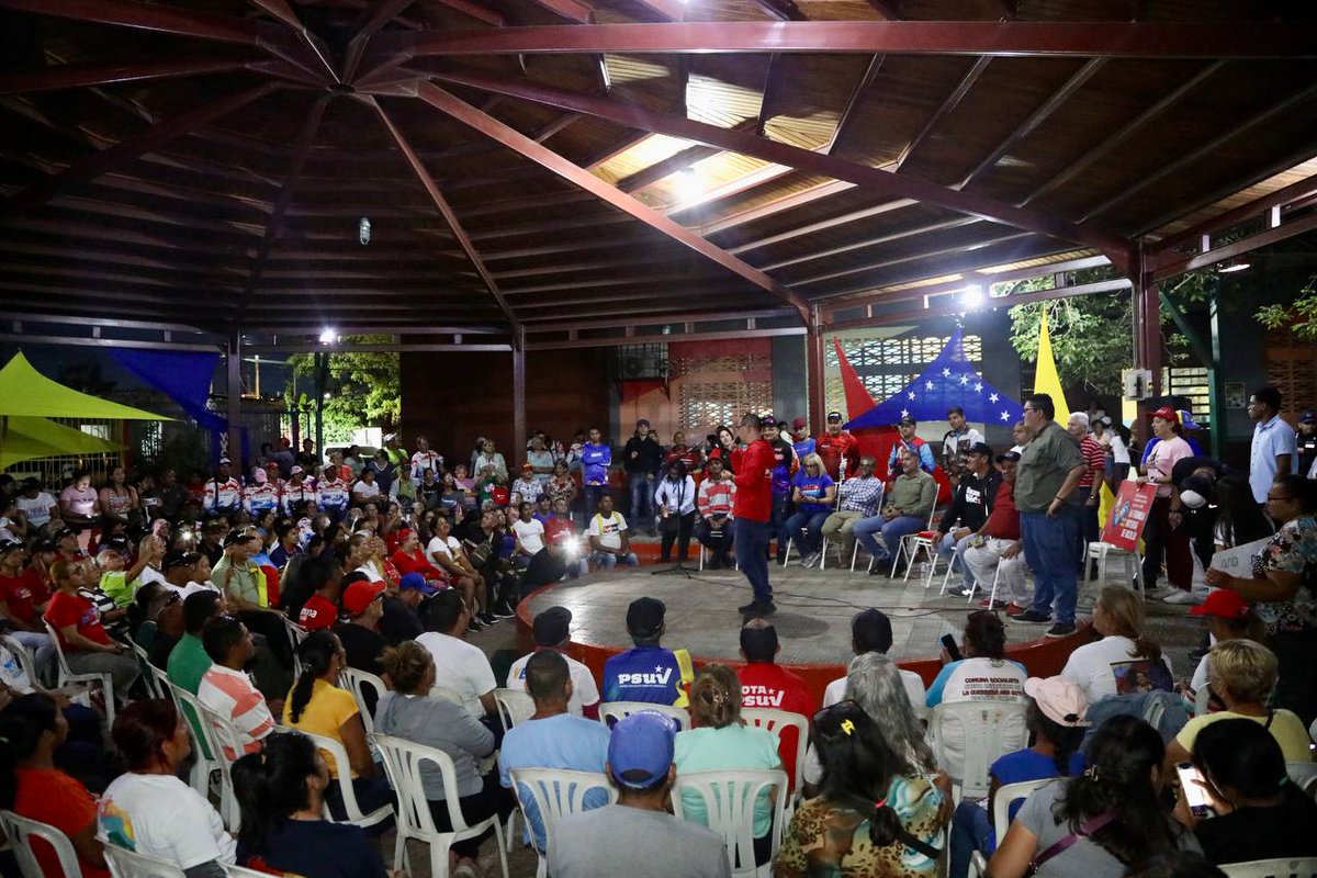 jaarreaza's tweet photo. Temenda jornada de campaña comunera en  Iribarren,  Lara: 

Asamblea comunal en Carorita, reunión con las estructura de la VP de Comunas del @PartidoPSUV, casa a casa en La Peña, gran Asamblea en la Parroquia Unión y cafecito nocturno con la Comuna Chávez Vive de El Jebe. https://t.co/jLL0SnN263
