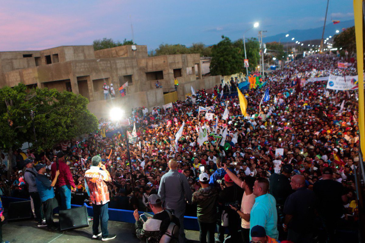 jorgerpsuv's tweet photo. Desde Coro, estado Falcón, arrancó la ofensiva del cierre de campaña, rumbo a la victoria popular del 28J. Con nuestro Gallo Pinto, se ha levantado la fuerza del amor porque el pueblo quiere paz. https://t.co/HHeTCvA6Ct
