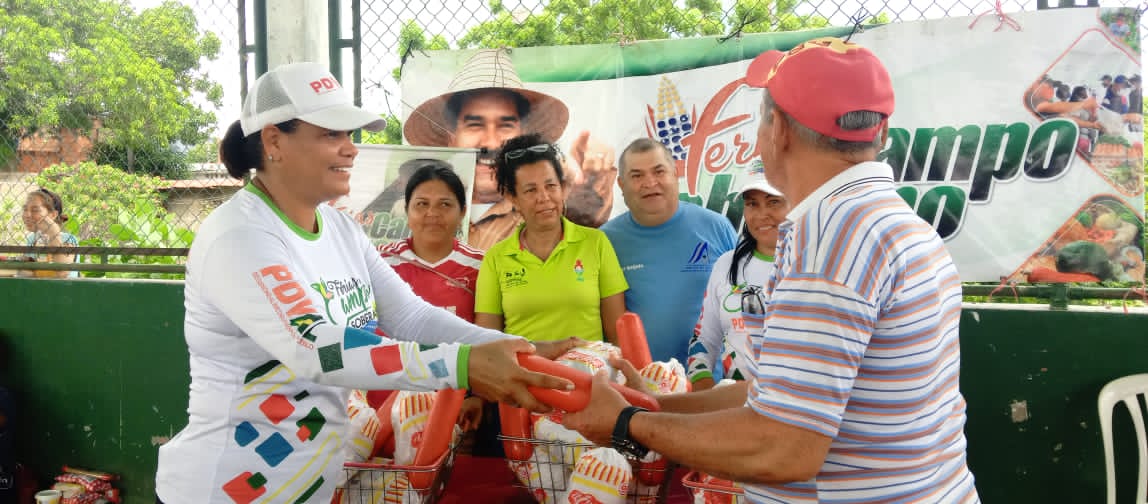 CCLAPMarcanoNE's tweet photo. Gracias a las políticas alimentarias del Pdte @NicolasMaduro, 2092 familias fueron atendidas con la distribución de proteína en la Feria del Campo Soberano que se llevó en el Municipio Marcano estado Nueva Esparta. https://t.co/az9yvcX3VJ
