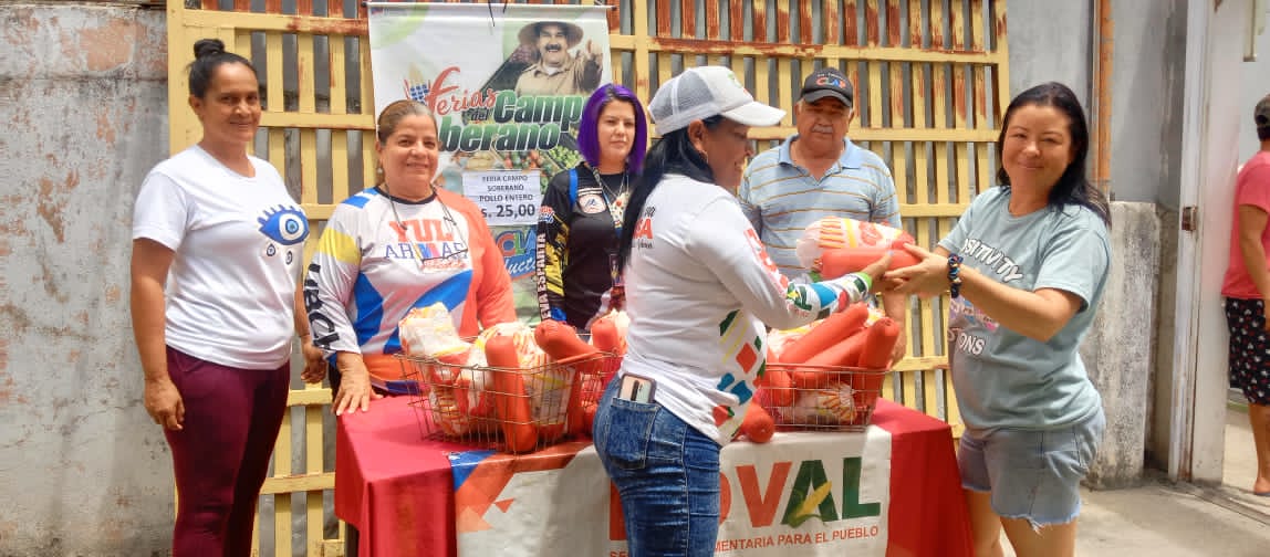 CCLAPMarcanoNE's tweet photo. Gracias a las políticas alimentarias del Pdte @NicolasMaduro, 2092 familias fueron atendidas con la distribución de proteína en la Feria del Campo Soberano que se llevó en el Municipio Marcano estado Nueva Esparta. https://t.co/az9yvcX3VJ