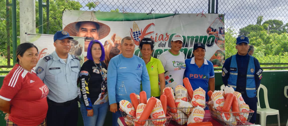 CCLAPMarcanoNE's tweet photo. Gracias a las políticas alimentarias del Pdte @NicolasMaduro, 2092 familias fueron atendidas con la distribución de proteína en la Feria del Campo Soberano que se llevó en el Municipio Marcano estado Nueva Esparta. https://t.co/az9yvcX3VJ