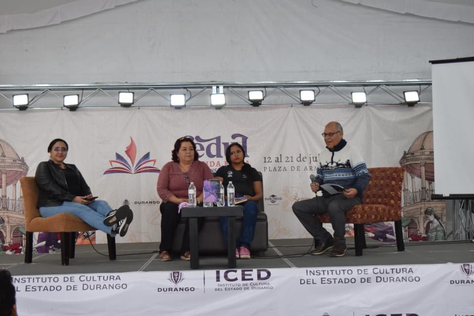 iceddgo's tweet photo. #FEDUL2024 Presentación del libro "Nuestra voz desde el anexo", de Sandra Ríos, presentaron Claudia Soto y Francisco Márquez Razo, en el escenario de la Plaza de Armas.🤩📚✨ https://t.co/XS4qFOOqIB