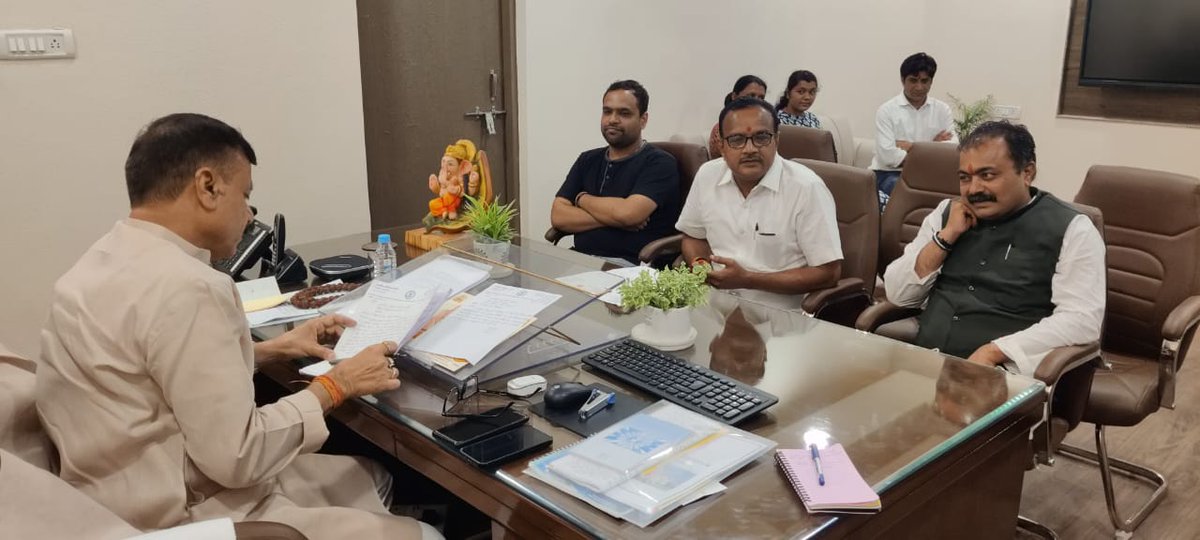 udaypratapmp's tweet photo. कल भोपाल में श्री विजयपाल सिंह जी, विधायक सोहागपुर श्री आशीष शर्मा जी, विधायक खातेगांव समेत वरिष्ठ जनप्रतिनिधियों, भाजपा पदाधिकारियों, कार्यकर्ताओं व गणमान्य नागरिकों से मुलाकात की। https://t.co/K5WVU0w6dZ