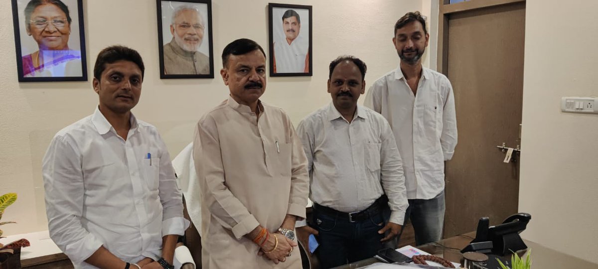 udaypratapmp's tweet photo. कल भोपाल में श्री विजयपाल सिंह जी, विधायक सोहागपुर श्री आशीष शर्मा जी, विधायक खातेगांव समेत वरिष्ठ जनप्रतिनिधियों, भाजपा पदाधिकारियों, कार्यकर्ताओं व गणमान्य नागरिकों से मुलाकात की। https://t.co/K5WVU0w6dZ