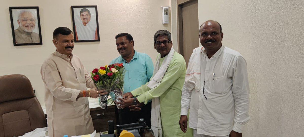 udaypratapmp's tweet photo. कल भोपाल में श्री विजयपाल सिंह जी, विधायक सोहागपुर श्री आशीष शर्मा जी, विधायक खातेगांव समेत वरिष्ठ जनप्रतिनिधियों, भाजपा पदाधिकारियों, कार्यकर्ताओं व गणमान्य नागरिकों से मुलाकात की। https://t.co/K5WVU0w6dZ
