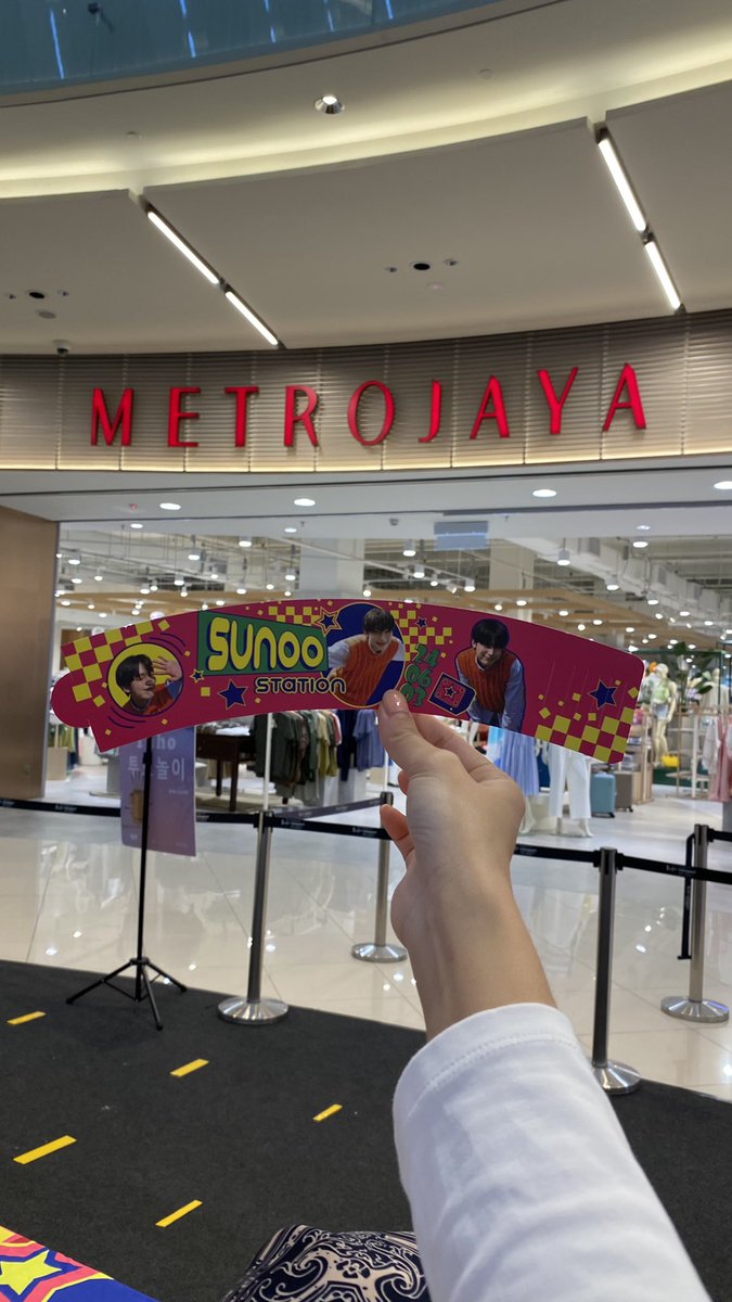sunoostation's tweet photo. ENGENEs, queue for #SUNOOstation starts in front of Metrojaya! Make sure you spend a min. purchase of RM15 and show your e-receipt to the crew to redeem your freebies! https://t.co/za3O5qpl61