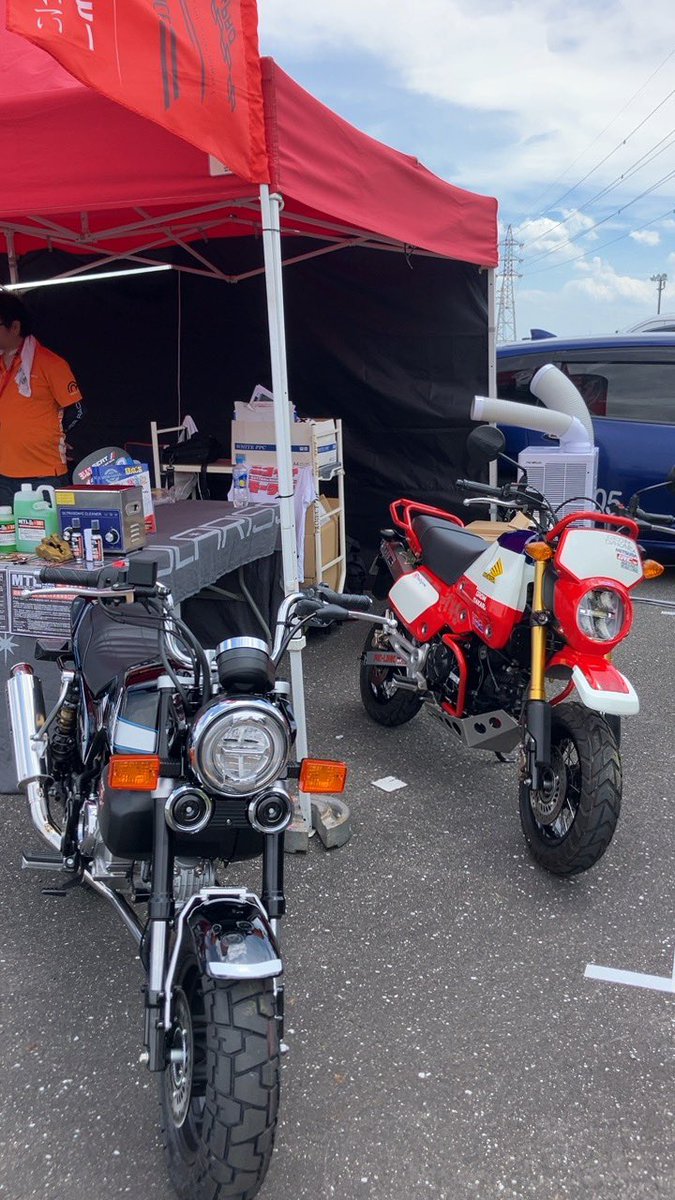 pbgarage2004's tweet photo. 鈴鹿サーキット、ナンカイビレッジ(OVER Racing&MOTOtech)のブースで
パリダカグロムとエフモンの展示
ばくおん！の分冊誌の配布やってまーす♪
無くなり次第終了となります(すでに半分無くなりました)

#鈴鹿8耐
#交通安全センター
#ナンカイビレッジ
#OVERracing
#mototech
#パリダカグロム
#エフモン