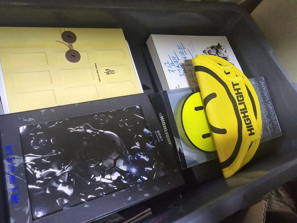 yo_keek's tweet photo. 앨범 굿즈 등 정리해요 (방 정리 중)

전제품 각 5천원 (택미포)
- 얼찌말 응원도구 1천원 (택미포ㅣ삐약봉 말고 손에 끼우는..)
- 브로마이드의 경우 직거래

이미 팔린 것도 있고
사진에 안 보이는 것도 있으니
아래 링크로 물어봐주세요
[암호 : 비스트 데뷔일 8자리]
https://t.co/vtP01TwmFH https://t.co/K3J1Dmcr6a