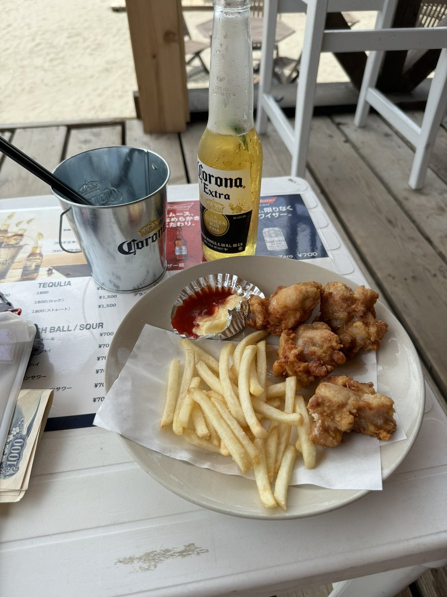 MHI48's tweet photo. 夏だ海だ〜👍
コロナだ
唐揚げだ
ポテトだ
コロナ３本で打ち止めちかし笑
由比ヶ浜Asia
#Asia
#鎌倉
#由比ヶ浜 https://t.co/VrVFeNqz2y