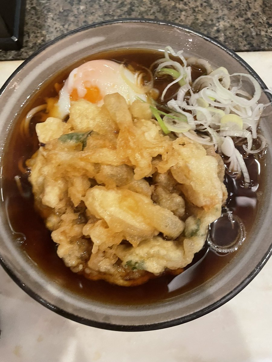 ocha_jin's tweet photo. 新宿　かめや
天玉そば　530円

超スピード提供が嬉しい。つゆが絶品の美味いそば。かき揚げはふにゃ天だがくどくなく、汁をたっぷり吸わせて温玉と一緒に頬張ると絶品。思い出横丁を語る上では外せない名店

⭐️4.5/5 https://t.co/1beGWyUJ1T