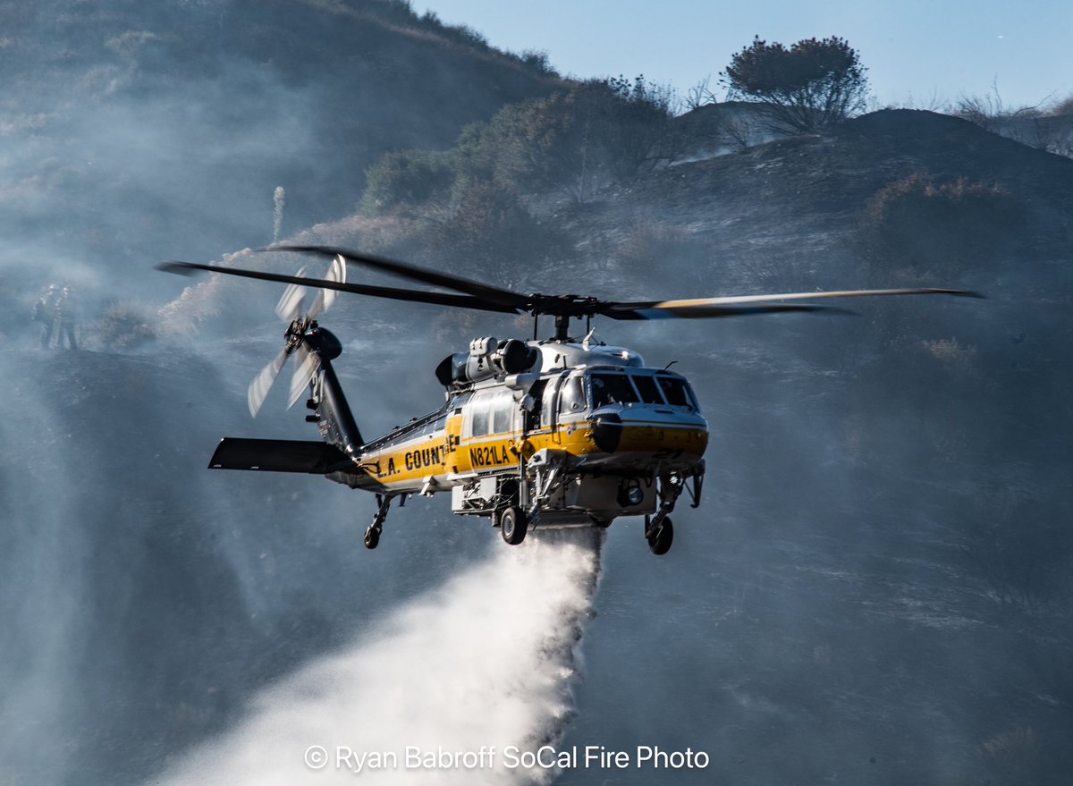 SoCalFirePhoto's tweet photo. Helicopters from @LACoFireAirOps & @CoulsonAviation working the #LaTunaFire today. 43 acres burned and forward progress has been stopped. https://t.co/wt2SN0yava