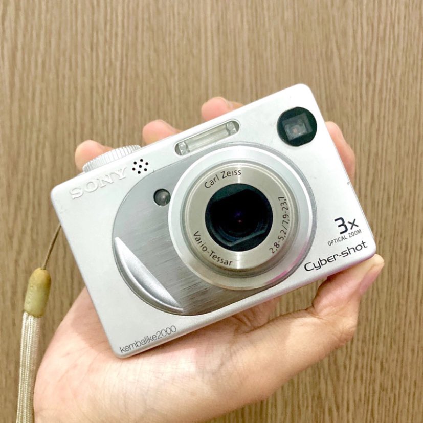 cattogems's tweet image. self reward tahun ini harus kebeli digicam… wishlist dari lama banget 🙂‍↕️