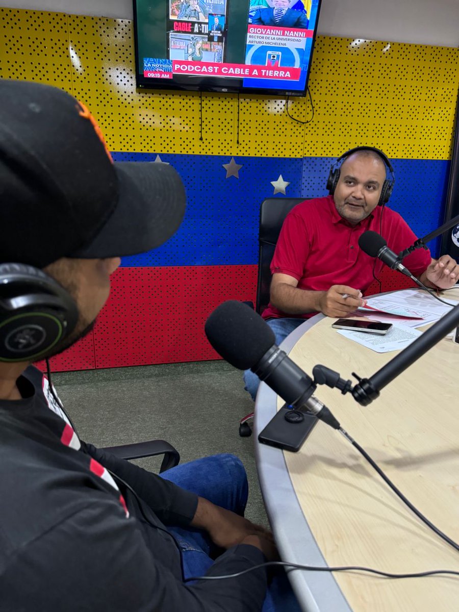 "Aquí cada uno de nosotros ejerce con orgullo su profesión", expresó <a href="/ELOYSULBARAN/">Eloy Chiquitín</a> desde la trasmisión de su programa Fontur en la calle #42 

#PuebloVictorioso

<a href="/NicolasMaduro/">Nicolás Maduro</a> 
@rvaraguayan 
<a href="/hectorojasve/">Héctor Rojas</a> 
@TransporteGobVe 
<a href="/FonturOficialve/">Fontur</a>