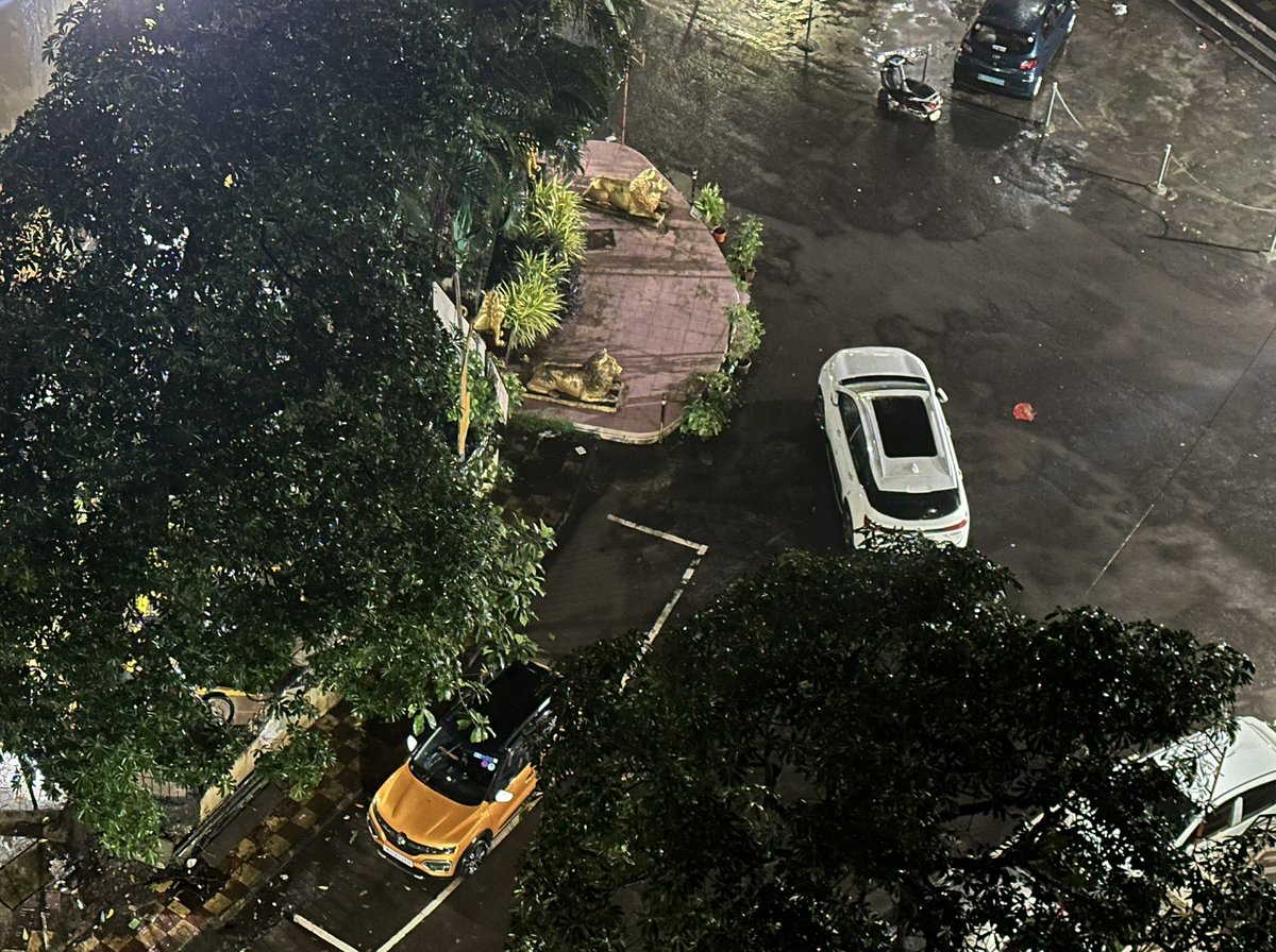 imranjk16's tweet image. More reasons to ban big cars or levy heavy fines for such can do anything mentality blokes… if u wondering if that white box is with an idiot inside…that white car is ‘parked’ overnight #mumbairains @TMCaTweetAway #lesscars #reclaimspaces