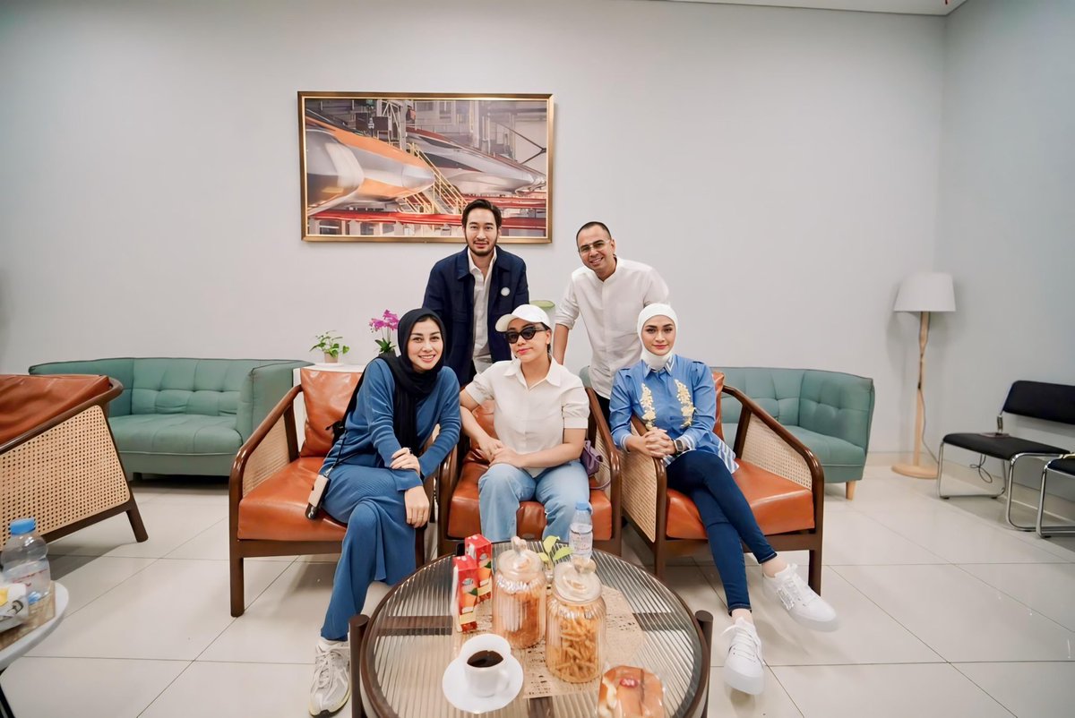 Berbulan bulan ngurangin berat
Banjir kritik tapi ga mempan
Jalan-jalan ke bandung barat
Bareng si cantik dan si tampan