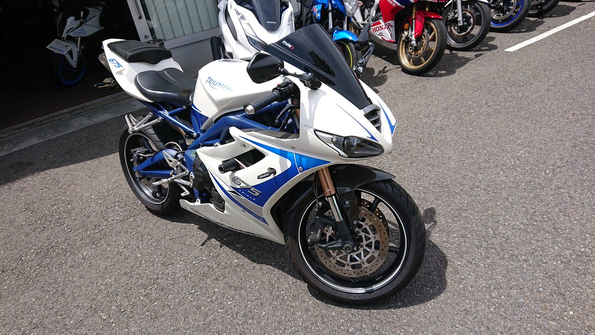 LemMT01's tweet photo. Daytona675 SE(2011)🇬🇧に乗り換えました(*≧∀≦*)
３気筒のﾋｭﾝﾋｭﾝ音のSS乗りたくて(笑)
センターアップも最高(*´ω｀*)
そしてこのお顔に惚れてしまいました🥰
不具合多いバイクやけど仲良くしたい…
トラ乗りの皆様ヨロシクお願いします🙇

#Daytona675
#デイトナ675
#Triumph
#トライアンフ https://t.co/ltW29ZJdkP