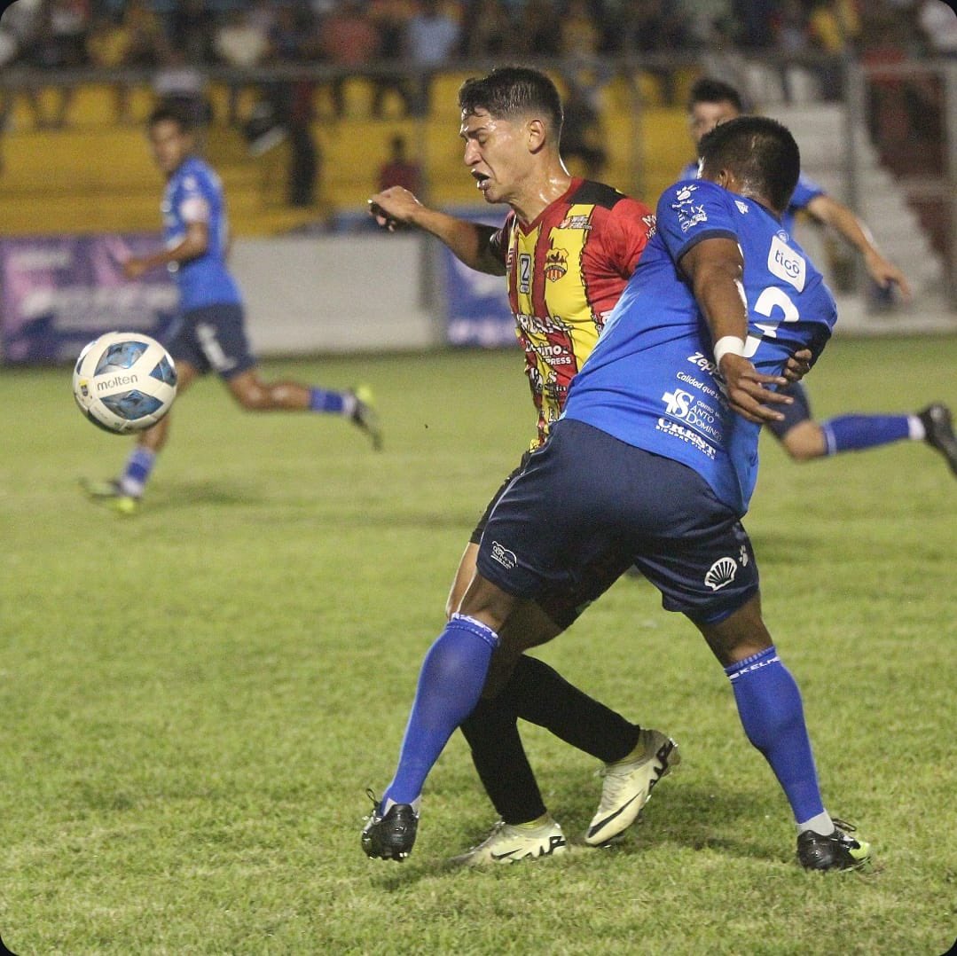 ⚽️ FINAL | Zacapa 2-1 Xelajú MC. 

Jorge Vargas anotó el descuento.
🏟 David Ordóñez.