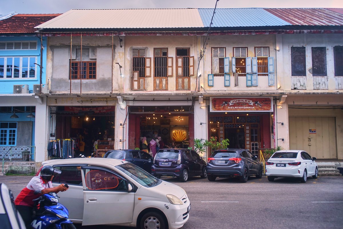 My favorite typographic design quirk in Kota Bharu (and in general, a lot of Kelantan-Terengganu, really) is cowboy Islamism