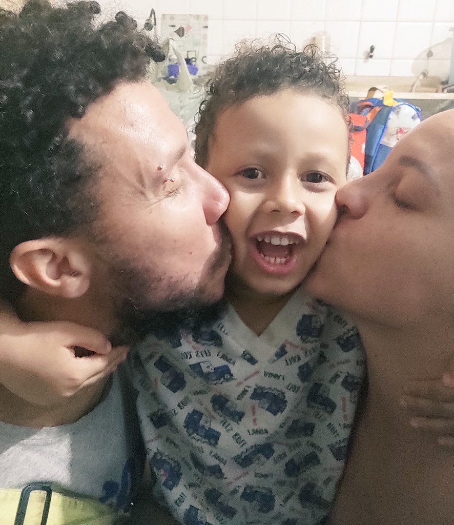 delisasm's tweet photo. O que me tira e me põe no lugar. 
#minhafamilia #meuamortodinho
Meus, somente meus! 💜🥰💚 https://t.co/FP3UWpNans