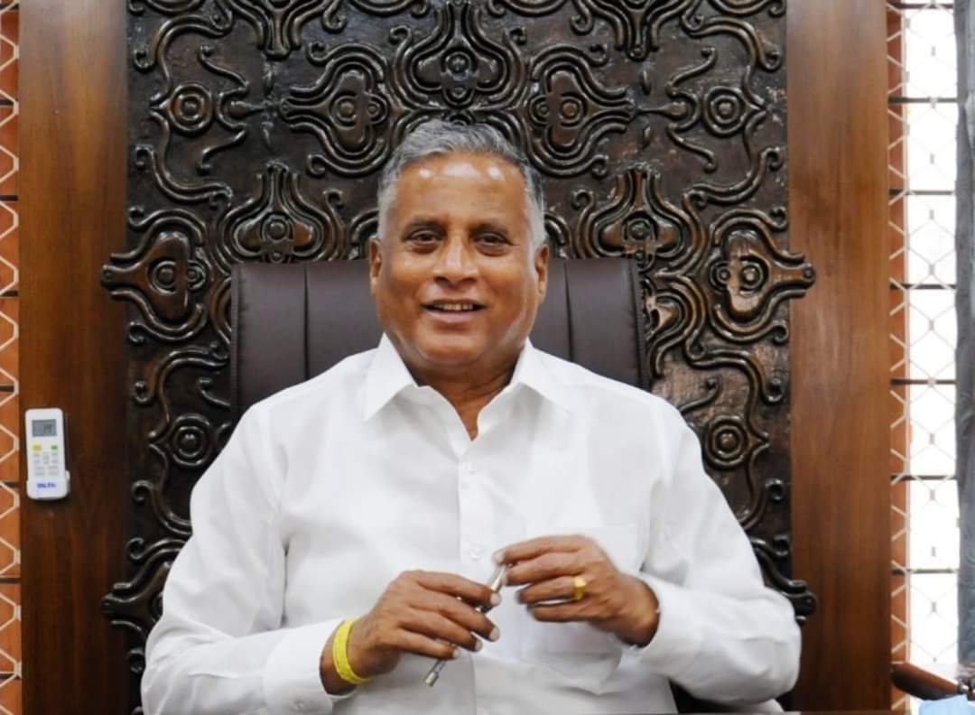Bachanneshiva's tweet photo. ಕೇಂದ್ರ ರೈಲ್ವೆ ಹಾಗೂ ಜಲಶಕ್ತಿ ಖಾತೆ ರಾಜ್ಯ ಸಚಿವರು ಹಾಗೂ ಪಕ್ಷದ ಹಿರಿಯ ನಾಯಕರಾದ ಶ್ರೀ ವಿ. ಸೋಮಣ್ಣ ಅವರಿಗೆ ಜನ್ಮದಿನದ ಹಾರ್ದಿಕ ಶುಭಾಶಯಗಳು.

ದೇವರು ನಿಮಗೆ ಉತ್ತಮ ಆಯುರಾರೋಗ್ಯ ಕರುಣಿಸಿ, ಇನ್ನೂ ಹೆಚ್ಚಿನ ಜನಸೇವೆ ಮಾಡುವ ಶಕ್ತಿ ದಯಪಾಲಿಸಲಿ ಎಂದು ಹಾರೈಸುತ್ತೇನೆ.
@VSOMANNA_BJP https://t.co/eZCa0bOWyT