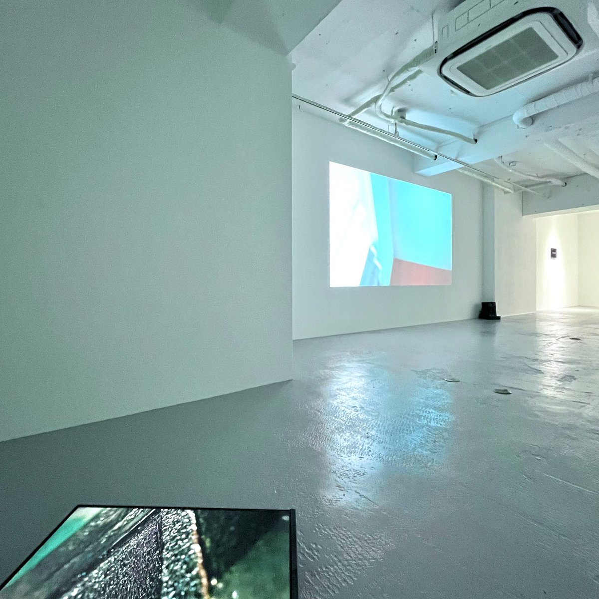 kanzangallery's tweet photo. ［EXHIBITION｜#on_view / kanzan gallery］外口理恵 『Ghost Note』展、本日も7PMまでオープンしています。涼しい空間で、映像、写真、サウンドを組み合わせたインスタレーション作品をお楽しみください。皆様のご来場をお待ちしております！
@tgc0802 
#外口理恵 #GhostNote #onview #kanzangallery https://t.co/9amaNpVYnA