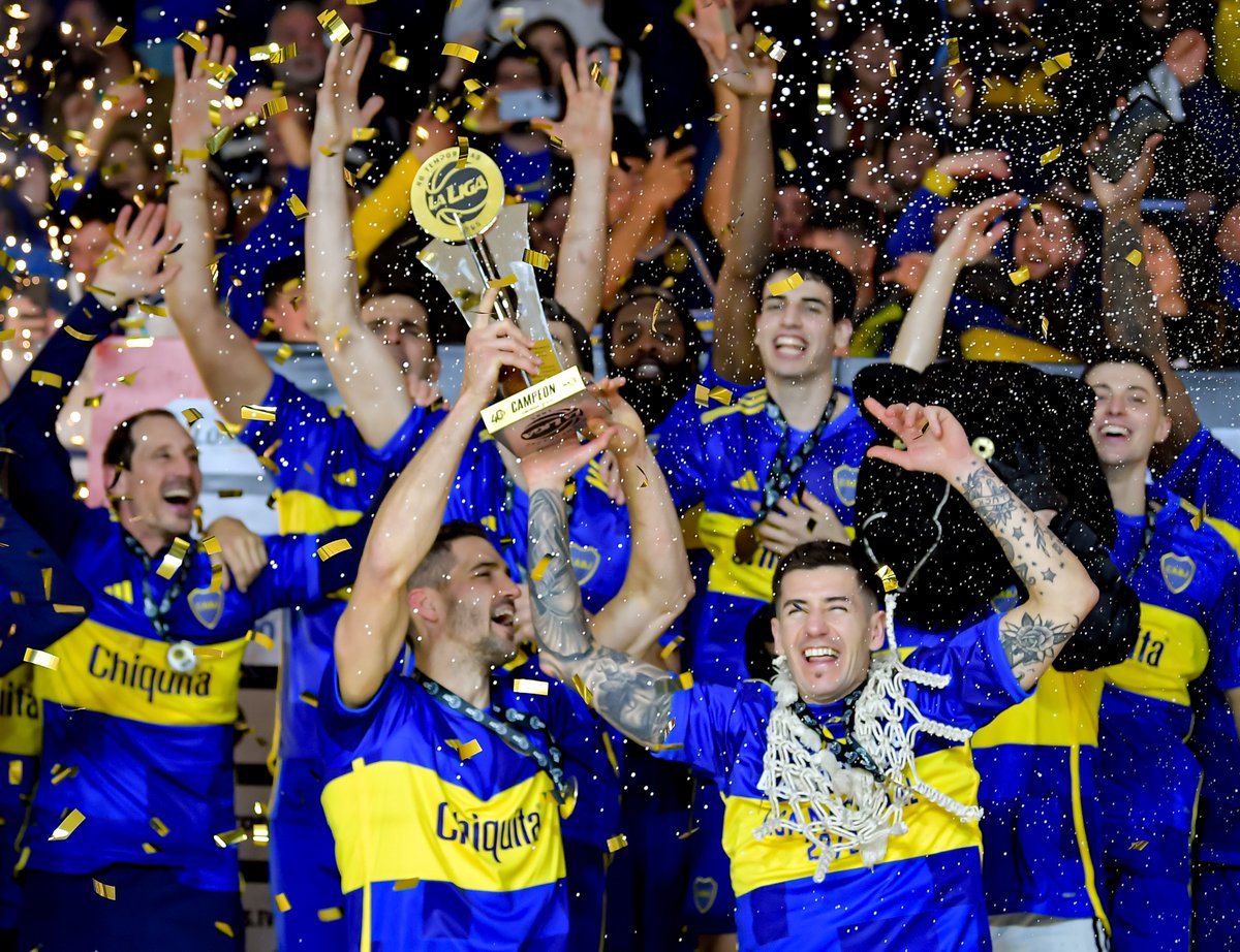 LigaNacional's tweet photo. 𝙇𝙖 𝘽𝙤𝙘𝙖 𝙚𝙨 𝙘𝙖𝙧𝙣𝙖𝙫𝙖𝙡 🏆🔵🟡

#FinalesLaLiga40 https://t.co/o7XkLvkOq2