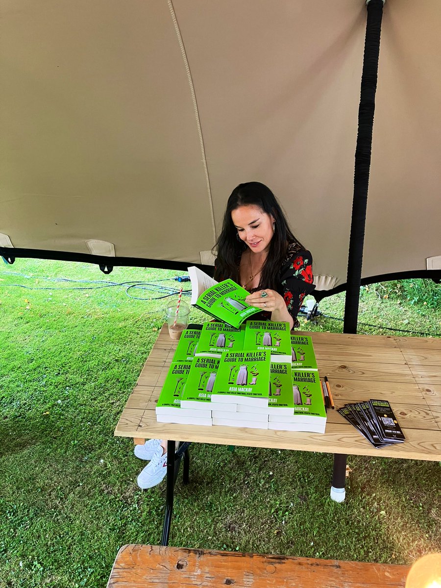 headlinepg's tweet photo. We’re @HarrogateFest with @abmackster and #ASerialKillersGuideToMarriage 🥳🔪💒

#TheakstonsCrime https://t.co/2EBUXu9yZ3